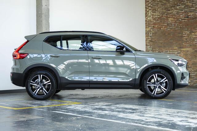 Volvo XC40 B4 Plus Dark | Verwarmde Voorstoelen+Stuurwiel | Verwarmde voorruit | Semi-Elektrische Trekhaak | Harman Kardon Premium Audio | Apple Carplay / Android Auto | Elektrisch bedienbare voorstoelen | Google infotaiment