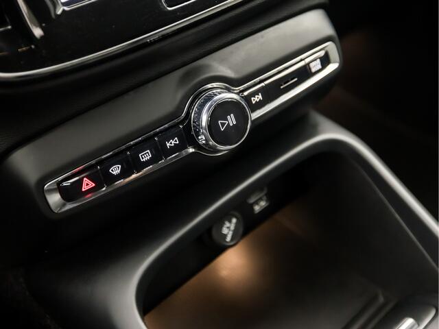 Volvo XC40 1.5 T4 Recharge R-Design Expression 211Pk Automaat (APPLE CARPLAY, GROOT NAVI, STUUR/STOELVERWARMING, ZWART HEMEL, CAMERA, SPORTSTOELEN, ADAPTIVE CRUISE, TREKHAAK, KEYLESS, NIEUWSTAAT)