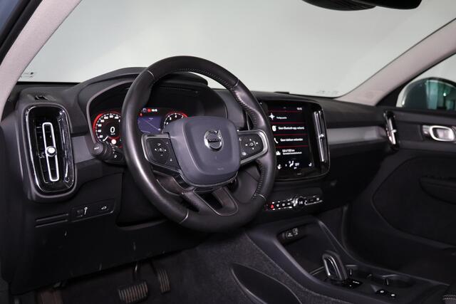 Volvo XC40 T3 Momentum Pro - Verwarmde voorstoelen, stuur & achterbank - Parkeersensoren achter - Cruise control - Standkachel - 18' LMV