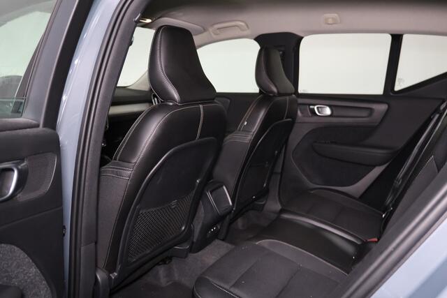 Volvo XC40 T3 Momentum Pro - Verwarmde voorstoelen, stuur & achterbank - Parkeersensoren achter - Cruise control - Standkachel - 18' LMV