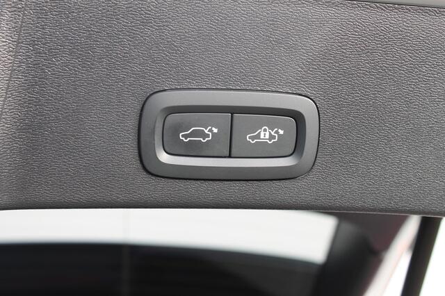 Volvo XC40 T4 211PK Autm. Plug-in hybrid Plus Dark Semi elektrisch wegklapbare trekhaak / Elektrisch bedienbare bestuurdersstoel met geheugen / Harman Kardon Audio