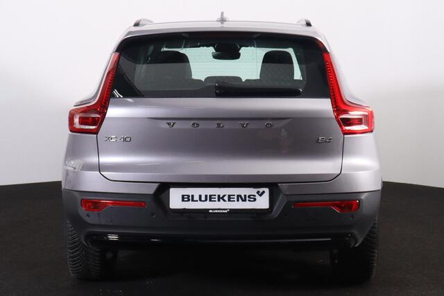 Volvo XC40 B4 Plus Dark - IntelliSafe Assist & Surround - Harman/Kardon audio - Parkeercamera achter - Parkeersensoren voor & achter - Elektr. bedienb. voorstoelen met geheugen links - Draadloze tel. lader - Elektr. inklapbare trekhaak - 19' LMV