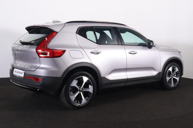 Volvo XC40 B4 Plus Dark - IntelliSafe Assist & Surround - Harman/Kardon audio - Parkeercamera achter - Parkeersensoren voor & achter - Elektr. bedienb. voorstoelen met geheugen links - Draadloze tel. lader - Elektr. inklapbare trekhaak - 19' LMV