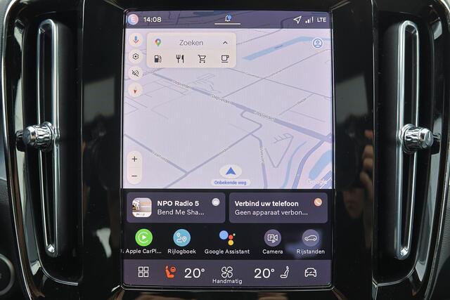 Volvo XC40 B4 Plus Dark - IntelliSafe Assist & Surround - Harman/Kardon audio - Parkeercamera achter - Parkeersensoren voor & achter - Elektr. bedienb. voorstoelen met geheugen links - Draadloze tel. lader - Elektr. inklapbare trekhaak - 19' LMV