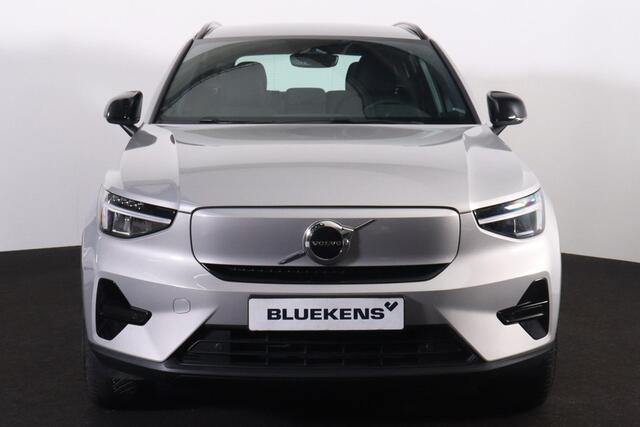 Volvo XC40 Extended Range Plus 82 kWh - IntelliSafe Assist & Surround - Parkeercamera achter - Verwarmde voorstoelen & stuur - Parkeersensoren voor & achter - Draadloze tel. lader - Warmtepomp - 19' LMV