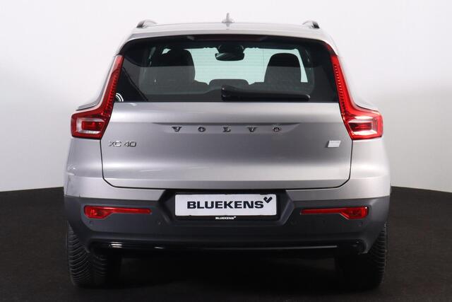 Volvo XC40 Extended Range Plus 82 kWh - IntelliSafe Assist & Surround - Parkeercamera achter - Verwarmde voorstoelen & stuur - Parkeersensoren voor & achter - Draadloze tel. lader - Warmtepomp - 19' LMV