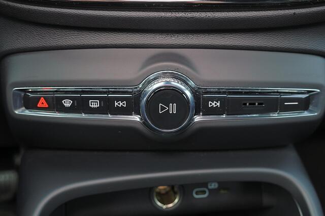 Volvo XC40 Extended Range Plus 82 kWh - IntelliSafe Assist & Surround - Parkeercamera achter - Verwarmde voorstoelen & stuur - Parkeersensoren voor & achter - Draadloze tel. lader - Warmtepomp - 19' LMV