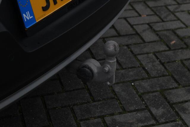 Volvo XC40 1.5 T5 Twin Engine Momentum Pro | Panorama-dak| Trekhaak | Memory | Adaptieve Cruise | 360 camera | Voorstoelen verwarmd