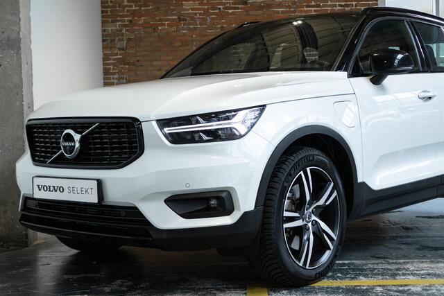 Volvo XC40 T5 Recharge R-Design | Panoramadak | Stoelverwarming | Adaptive Cruise Control | 360° Parkeercamera | Parkeerverwarming | BLIS | Parkeersensoren voor + achter | Stoelverwarming voor + Achter | Harman Kardon Premium Audio |