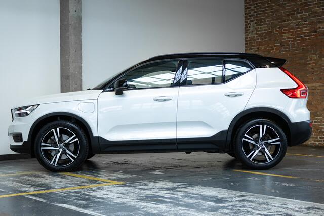 Volvo XC40 T5 Recharge R-Design | Panoramadak | Stoelverwarming | Adaptive Cruise Control | 360° Parkeercamera | Parkeerverwarming | BLIS | Parkeersensoren voor + achter | Stoelverwarming voor + Achter | Harman Kardon Premium Audio |