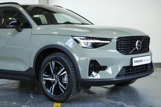Volvo XC40 B4 Plus Dark | Verwarmbare Voorstoelen en Stuurwiel | Semi-Elektrische Trekhaak | Verwarmbare Voorruit | Premium Audio by Harman Kardon | Adaptieve Cruise Control | Park Assist