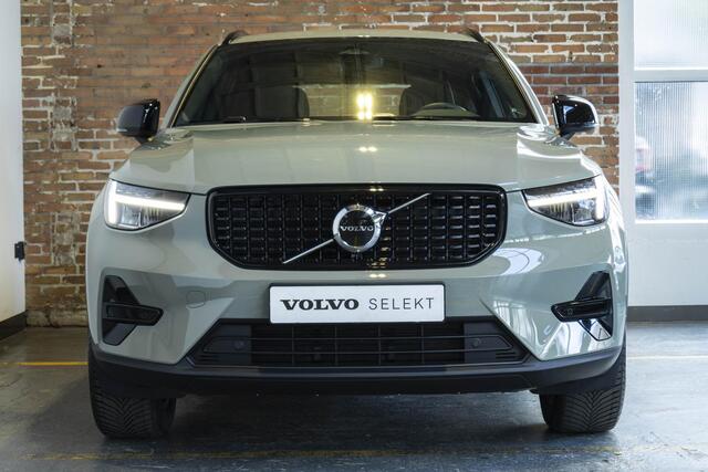 Volvo XC40 B4 Plus Dark | Verwarmbare Voorstoelen en Stuurwiel | Semi-Elektrische Trekhaak | Verwarmbare Voorruit | Premium Audio by Harman Kardon | Adaptieve Cruise Control | Park Assist
