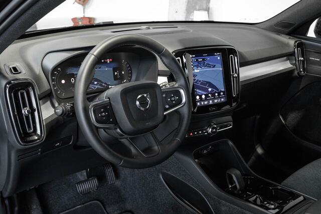 Volvo XC40 B4 Plus Dark | Trekhaak Semi-elektrisch | Adaptieve Cruise Control | Pilot Assist | Verwarmbare voorstoelen | Verwarmbaar stuurwiel | Blind Spot Information System | Verwarmbare voorruit | Parkeercamera | Parkeersensoren voor + achter |