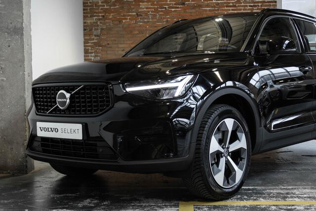 Volvo XC40 B4 Plus Dark | Trekhaak Semi-elektrisch | Adaptieve Cruise Control | Pilot Assist | Verwarmbare voorstoelen | Verwarmbaar stuurwiel | Blind Spot Information System | Verwarmbare voorruit | Parkeercamera | Parkeersensoren voor + achter |
