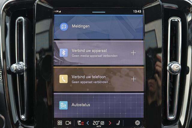 Volvo XC40 B4 Black Edition Ultra - Panorama/schuifdak - IntelliSafe Assist & Surround - 360º Camera - Harman/Kardon audio - Verwarmde voorstoelen & stuur - Parkeersensoren voor & achter - Elektr. bedienb. voorstoelen met geheugen links - Draadloze tel. lader - Extr