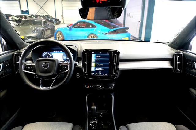 Volvo XC40 1.5 T4 Plug-in Hybrid 155kW/211pk DCT7 Plus Dark FACELIFT! PANORAMADAK + HARMAN/KARDON + CAMERA + CLIMA + CRUISE + NAVI SENSUS + LANE ASSIST + SPORTSTOELEN + KEYLESS ENTRY&GO + EL.ACHTERKLEP + PD-GLASS + PARKSENSOREN V&A + 18" LM-VELGEN!!