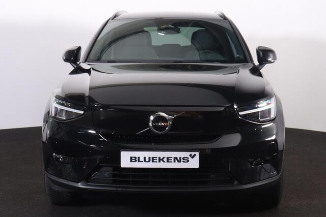 Volvo XC40 Plus Dark 69 kWh - IntelliSafe Assist & Surround - Parkeercamera achter - Verwarmde voorstoelen, stuur & achterbank - Parkeersensoren voor & achter - Elektr. bedienb. bestuurdersstoel met geheugen - Draadloze tel. lader - Warmtepomp - Extra getint glas - 