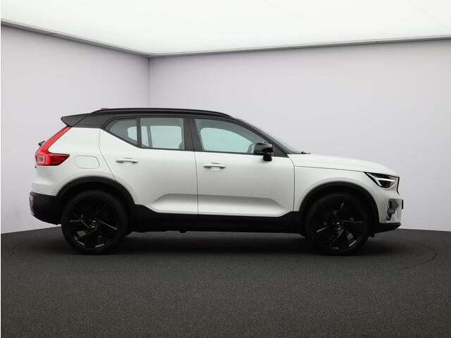 Volvo XC40 B4 197PK Plus Black Edition / Nubuck Bekleding / 20" / Contrasterend Dak / Harman Kardon / Elekt. Verstelb. Stoelen / Verwarmbaar Stuurwiel + Voorstoelen / BLIS /Adaptive Cruise /