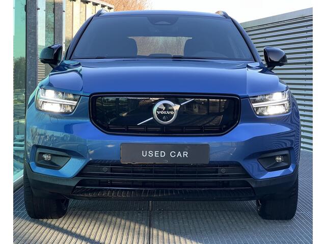 Volvo XC40 Recharge P8 AWD R-Design Automaat, Panoramadak, Trekhaak semi elektrisch inklapbaar, Stoel- en stuurverwarming, Zwart dak en zwarte grille, Leder, 360 graden parkeercamera, Harman Kardon audio
