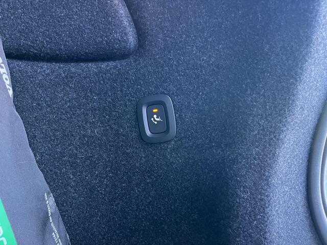 Volvo XC40 Recharge P8 AWD R-Design Automaat, Panoramadak, Trekhaak semi elektrisch inklapbaar, Stoel- en stuurverwarming, Zwart dak en zwarte grille, Leder, 360 graden parkeercamera, Harman Kardon audio