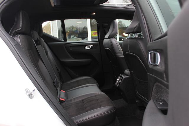 Volvo XC40 Recharge P8 AWD R-Design / Trekhaak / Panoramadak / Camera / Keyless / Harman Kardon / 19'' / Half leder / Stuur+Stoelverwarming / DAB / Dodehoek / ACC