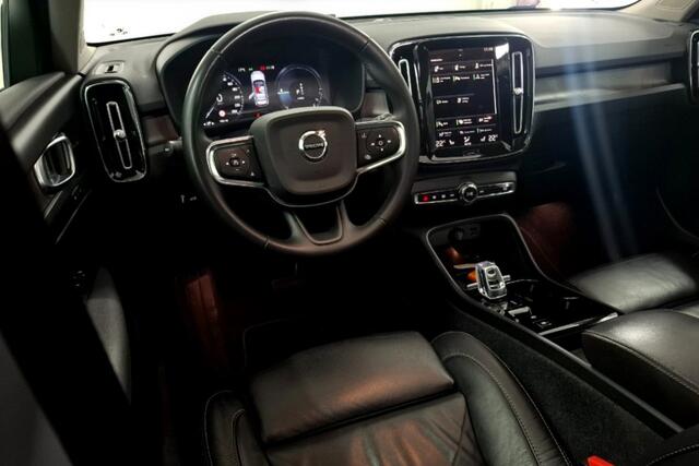 Volvo XC40 1.5 T4 155kW/211pk DCT7 Plug-in hybrid Ultimate Bright PANORAMADAK + HARMAN/KARDON + ADAPT.CRUISE + MATRIX LED + LANE ASSIST + NAPPALEDER + STOEL-&STUURVERWARMING + CAMERA + BLIS + EL.STOELEN + PARKSENSOREN V&A + 19" LM-VELGEN!!