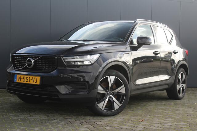 Volvo XC40 1.5 T4 Recharge R-Design | Incl. 12 maanden garantie | Harman/Kardon audio | Schuif/kantel dak | Apple carplay/Android auto | Stuurwiel verwarming | Voorstoelen verwarmd | DAB | Navigatie | Lichtmetalen velgen | Climate control | Zwart dakhemel