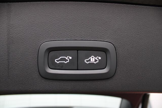 Volvo XC40 B4 Plus Dark | Trekhaak | Stoelverwarming | Premium Audio