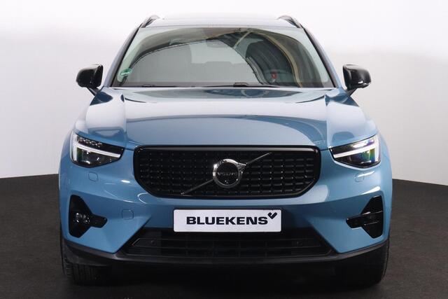 Volvo XC40 B3 Ultimate Dark - Panorama/schuifdak - IntelliSafe Assist & Surround - 360º Camera - Harman/Kardon audio - Verwarmde voorstoelen & stuur - Parkeersensoren voor & achter - Elektr. bedienb. voorstoelen met geheugen links - Draadloze tel. lader - Extra geti