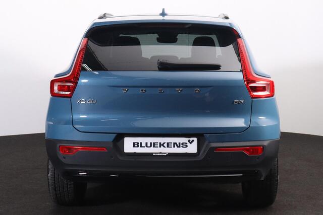 Volvo XC40 B3 Ultimate Dark - Panorama/schuifdak - IntelliSafe Assist & Surround - 360º Camera - Harman/Kardon audio - Verwarmde voorstoelen & stuur - Parkeersensoren voor & achter - Elektr. bedienb. voorstoelen met geheugen links - Draadloze tel. lader - Extra geti