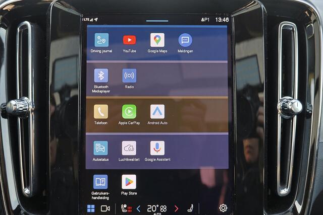 Volvo XC40 B3 Ultimate Dark - Panorama/schuifdak - IntelliSafe Assist & Surround - 360º Camera - Harman/Kardon audio - Verwarmde voorstoelen & stuur - Parkeersensoren voor & achter - Elektr. bedienb. voorstoelen met geheugen links - Draadloze tel. lader - Extra geti