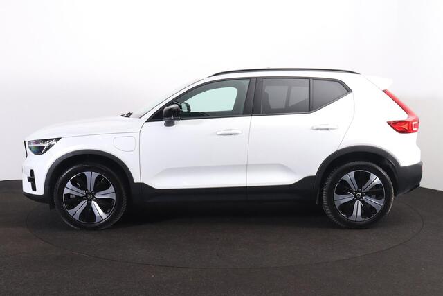 Volvo XC40 T5 Recharge Plus Dark - Panorama/schuifdak - IntelliSafe Assist - Harman/Kardon audio - Parkeercamera achter - Parkeersensoren voor & achter - Elektr. bedienb. voorstoelen met geheugen links - Draadloze tel. lader - Extra getint glas - 19' LMV