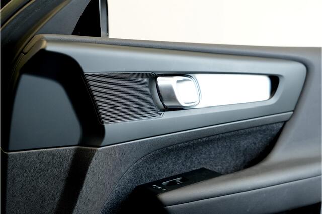 Volvo XC40 1.5 T4 155kW/211pk DCT7 Plug-in hybrid Bright SPORTSTOELEN + EL.TREKHAAK + STOELVERWARMING + CRUISE + LED-KOPLAMPEN + NAVI SENSUS + STUURVERWARMING + DRIVE MODES + CAMERA + LANE ASSIST + PARKSENSOREN + 19" LM-VELGEN!!