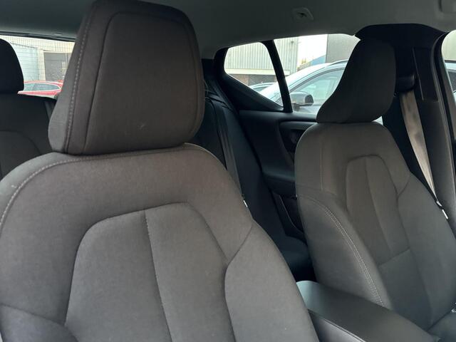 Volvo XC40 2.0 B3 Essential / elek. trekhaak / Stoel- en stuurverwarming / cruise control / all season / carplay /