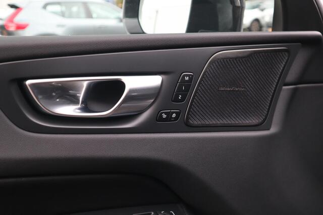 Volvo XC60 2.0 T8 Plug-in hybrid AWD Ultimate Bright | Schuif-/ kanteldak| Head-up Display| 360* Camera| Harman Kardon Audio| Semi- elektrisch inklapbare trekhaak| Keyless Entry| Adaptieve Cruise Control met Pilot Assist| Dodehoeksensoren|