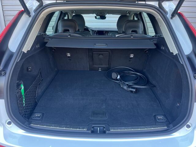 Volvo XC60 2.0 T6 Plug-in hybrid AWD Ultimate Dark / 20 '' Velgen / Head-up Display / Blis / Semi elektrisch trekhaak /