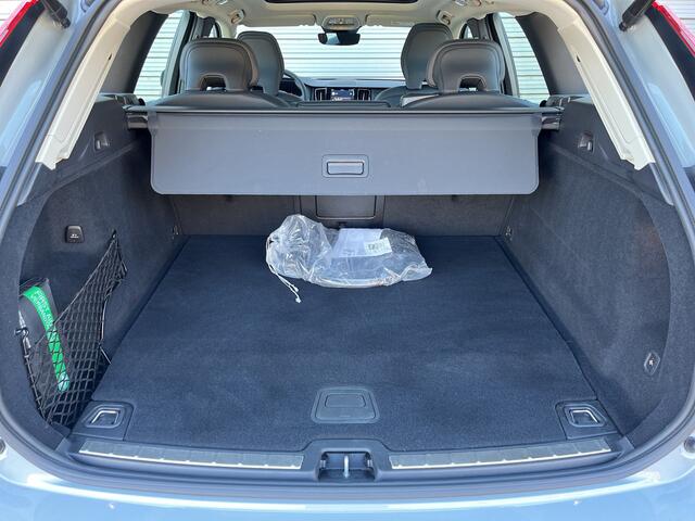 Volvo XC60 2.0 T6 Plug-in hybrid AWD Ultimate Dark / Head-Up / Trekhaak / Blis / 360 Camera / Schuif/kanteldak