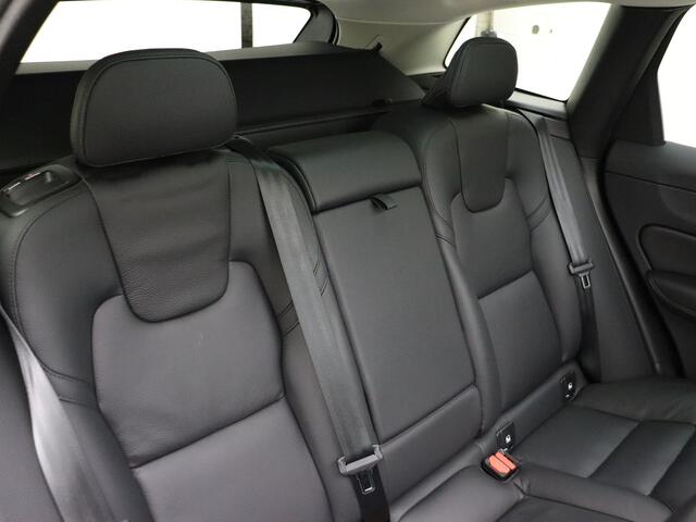 Volvo XC60 T6 350pk AWD Core Bright / Panoramadak / Pilot Assist / Stoel/- en stuurverwarming / Trekhaak / H&K audio / Lederen bekleding /