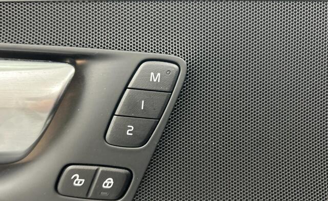 Volvo XC60 2.0 T6 Plug-in hybrid AWD Plus Dark Zwarte Hemel