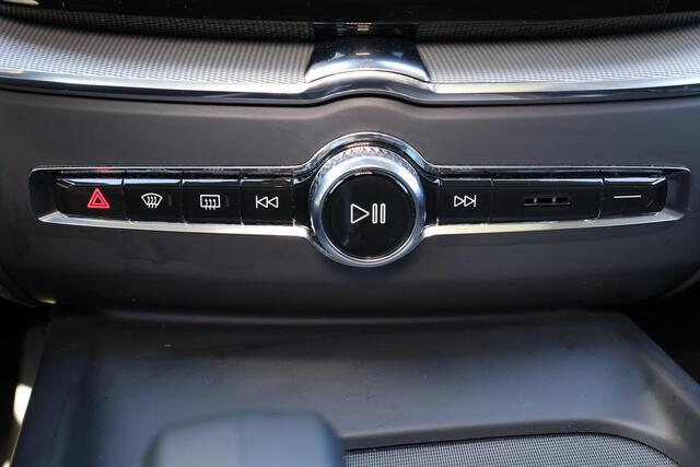 Volvo XC60 T8 Recharge AWD Ultimate Dark - LONG RANGE - Panorama/schuifdak - IntelliSafe Assist & Surround - 360º Camera - Verwarmde voorstoelen, stuur & achterbank - Parkeersensoren voor & achter - Elektr. bedienb. voorstoelen met geheugen - Head up display - Draad