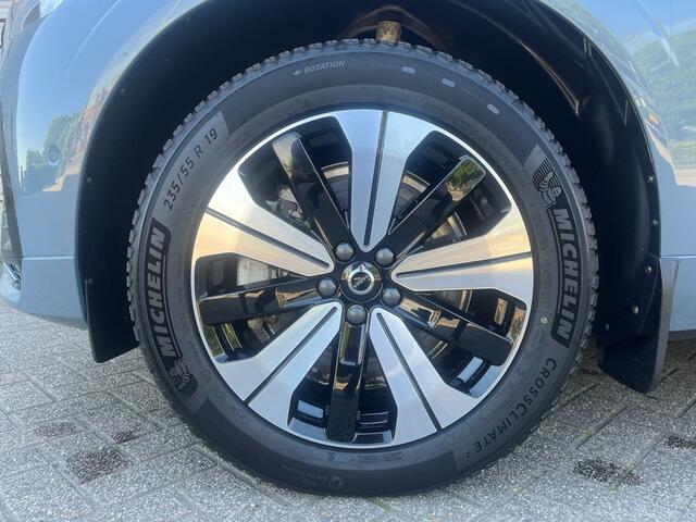 Volvo XC60 2.0 T6 Plug-in hybrid AWD Plus Dark / 19" Velgen / Audio Harman Kardon / full-LED koplampen /