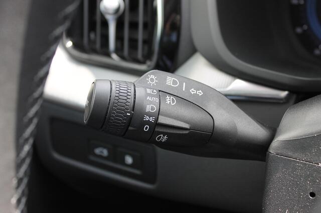 Volvo XC60 T6 350PK Plug-in hybrid AWD Plus Dark Long Range / Semi elektrisch wegklapbare trekhaak / Lederen bekleding / Panoramisch schuif-kanteldak