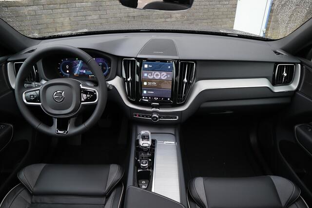 Volvo XC60 2.0 T6 Plug-in hybrid AWD Plus Dark | Schuif / kanteldak | 360 camera | Harman Kardon | Elektrisch verstelbare stoelen met geheugen |