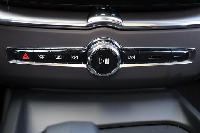 Volvo XC60 T6 Recharge AWD Core Bright - LONG RANGE - Panorama/schuifdak - IntelliSafe Assist & Surround - Adaptieve LED koplampen - Parkeercamera achter - Verwarmde voorstoelen, stuur & achterbank - Parkeersensoren voor & achter - Draadloze tel. lader - Elektr. in