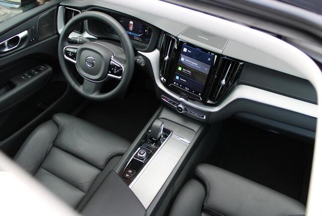 Volvo XC60 2.0 T8 Plug-in hybrid AWD Plus Dark Black Edition Luchtvering Pano 21 Inch Trekhaak Apple CarPlay Harman Kardon Memory Stoelen Leer 360º view
