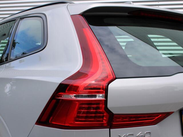 Volvo XC60 T6 350PK Plug-in hybrid AWD Ultimate Dark Automaat / Trekhaak / 360* Camera / Panoramisch Dak / Head Up Display / Harman Kardon audio