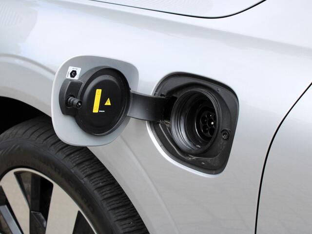 Volvo XC60 T6 350PK Plug-in hybrid AWD Ultimate Dark Automaat / Trekhaak / 360* Camera / Panoramisch Dak / Head Up Display / Harman Kardon audio