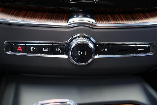 Volvo XC60 T8 Recharge AWD Plus Bright - LONG RANGE - Luchtvering - Panorama/schuifdak - IntelliSafe Assist & Surround - 360º Camera - Harman/Kardon audio - Adaptieve LED koplampen - Verwarmde voorstoelen, stuur & achterbank - Parkeersensoren voor & achter - Elektr.