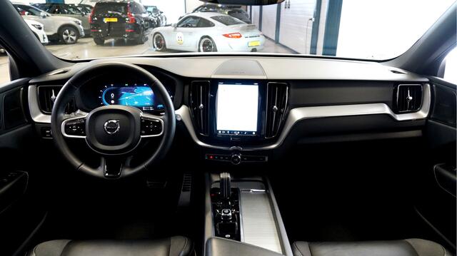 Volvo XC60 2.0 T6 AWD 293kW/399pk Aut8 Plug-in Hybrid Long Range R-Design LUCHTVERING + PANORAMADAK + HARMAN/KARDON + ADAPT.CRUISE + PILOT ASSIST + STOELVERARMING V&A + 360 CAMERA + LANE ASSIST + BLIS + GOOGLE NAVI + PD-GLASS + PARKSENSOREN V&A + 22" LM-VELGEN!!