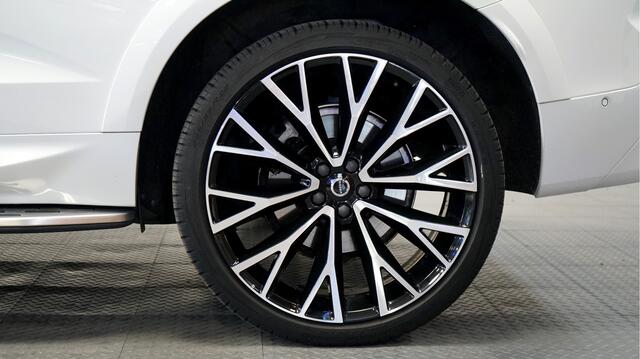 Volvo XC60 2.0 T6 AWD 293kW/399pk Aut8 Plug-in Hybrid Long Range R-Design LUCHTVERING + PANORAMADAK + HARMAN/KARDON + ADAPT.CRUISE + PILOT ASSIST + STOELVERARMING V&A + 360 CAMERA + LANE ASSIST + BLIS + GOOGLE NAVI + PD-GLASS + PARKSENSOREN V&A + 22" LM-VELGEN!!